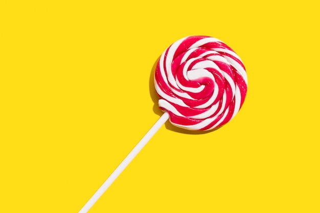 Lollypop rosso su sfondo giallo