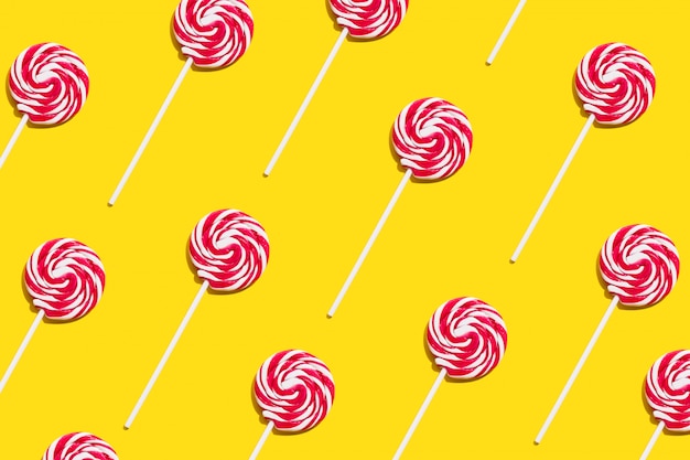 Lollypop rosso su sfondo giallo