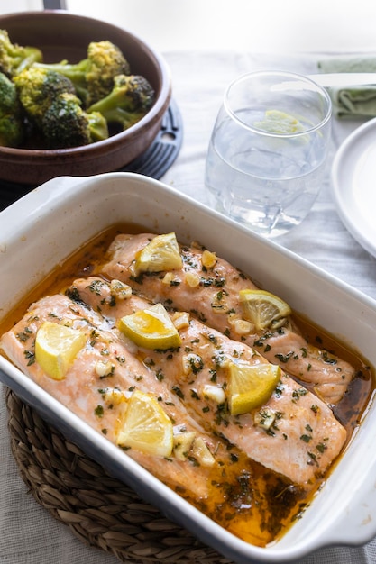 Lombi di salmone al forno con olio d'oliva, miele e aglio. Cucina mediterranea e sana