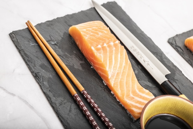 Lombi di salmone per sushi e sashimi che cucinano pesce crudo
