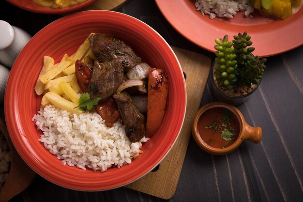 Lomo saltado Buffet di cibo tavola peruviana Piatti assortiti cucina gourmet tradizionale del Perù