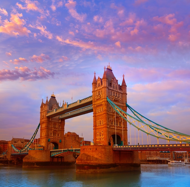 London Tower Bridge sul fiume Tamigi