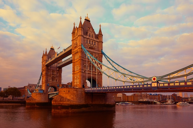 London Tower Bridge sul fiume Tamigi