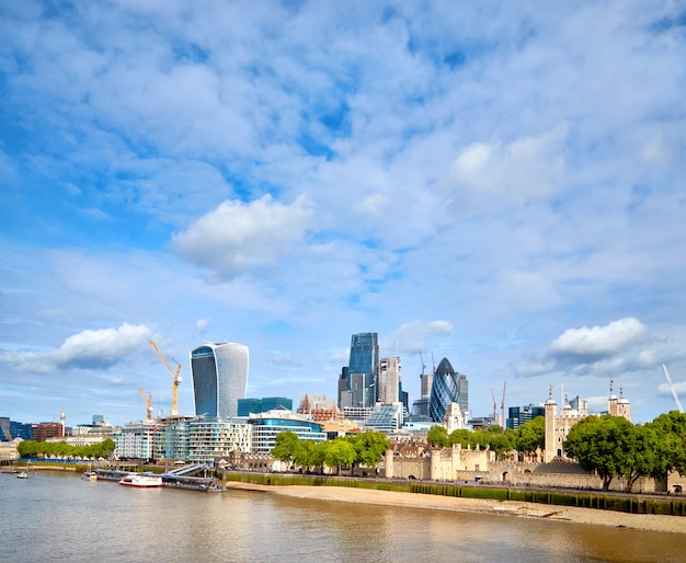 Londra, South Bank Of The Thames in una luminosa giornata di primavera