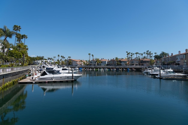 Long Beach, California USA - 26 marzo 2021: Popolare destinazione turistica. porto per barche e barche a vela. barche e yacht di lusso parcheggiati alle banchine di yachting club privato. marina a Long Beach, California.