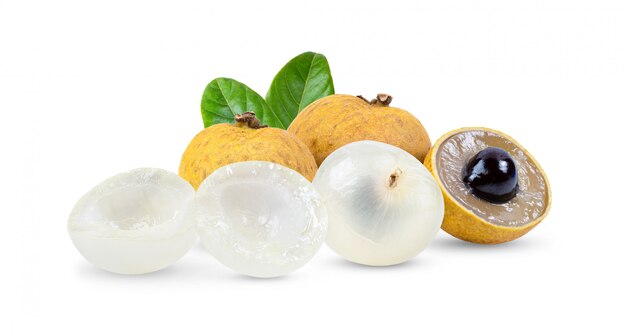 Longan con foglia isolata