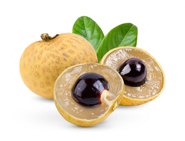 Longan con foglia su bianco