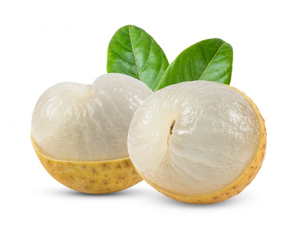 Longan con foglie sul muro bianco