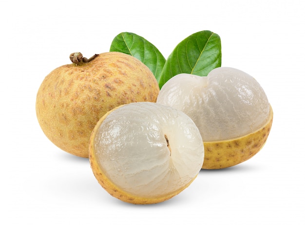 Longan con foglie sul tavolo bianco