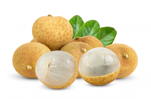 Longan con la foglia isolata su bianco