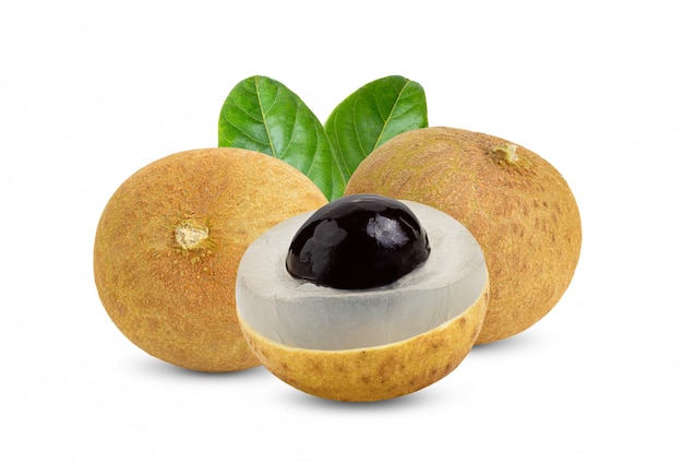 Longan con la foglia isolata su bianco