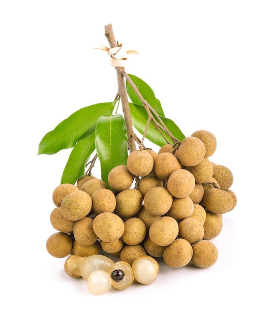 Longan (Dimocarpus longan) su sfondo bianco.frutta asiatica in Thailandia.