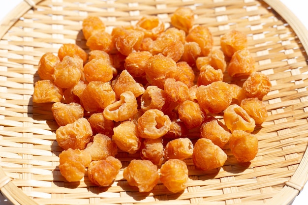 Longan essiccato su piatto di bambù