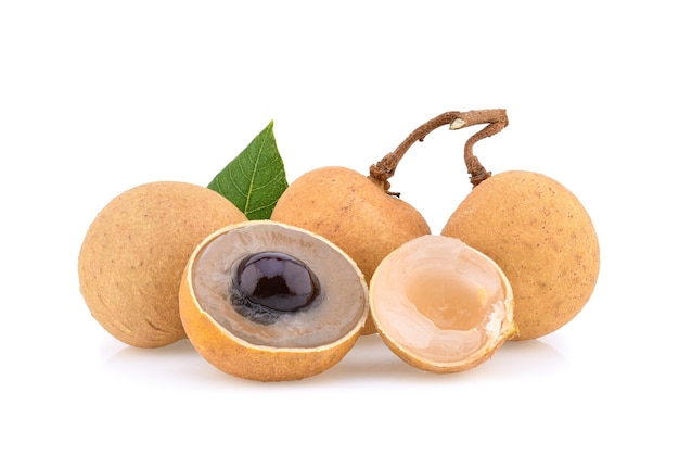 Longan fresco con foglia isolata