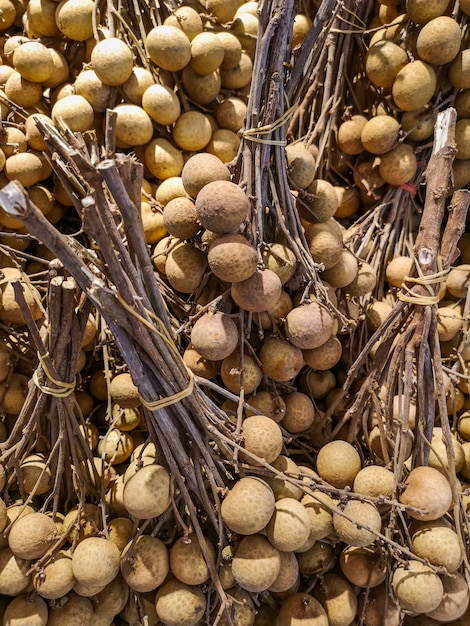 Longan fresco da vendere sul mercato.