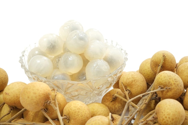 Longan fresco su sfondo bianco.