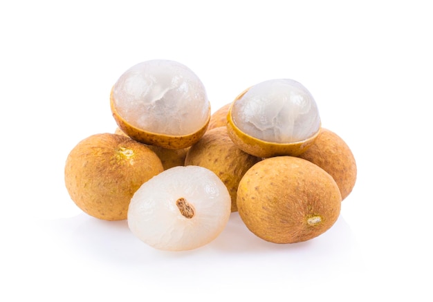 Longan fresco su sfondo bianco