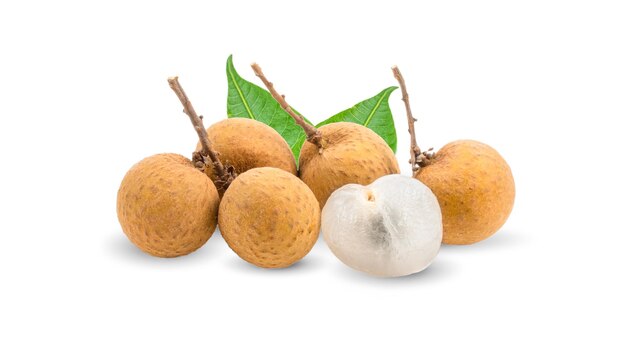 Longan isolato su sfondo bianco