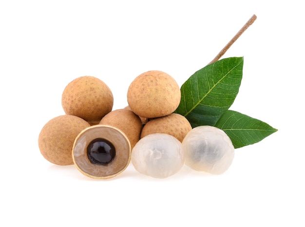 Longan. longan fresco isolato