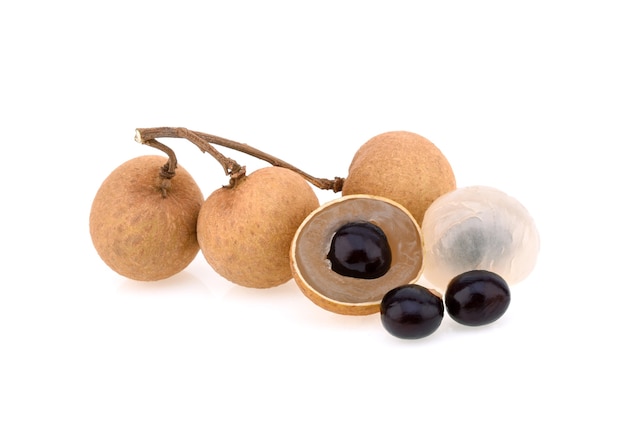 Longan. longan fresco isolato