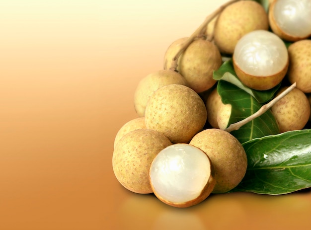 Longan su sfondo arancione solido