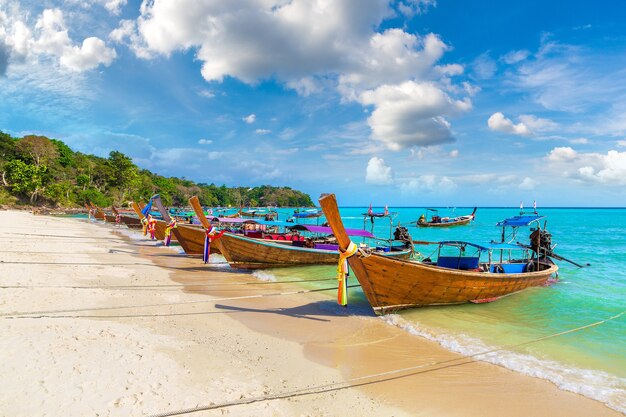 Longtail boat a Log Dalum Beach sull'isola di Phi Phi Don, Thailandia