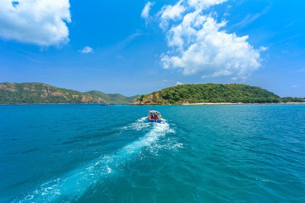 Longtail boat galleggiante sulla spiaggia di Poda Island Krabi Thailand