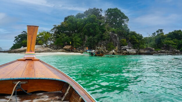 Longtail boat sul mare cristallino a Koh Lipe tropicale Thailandia