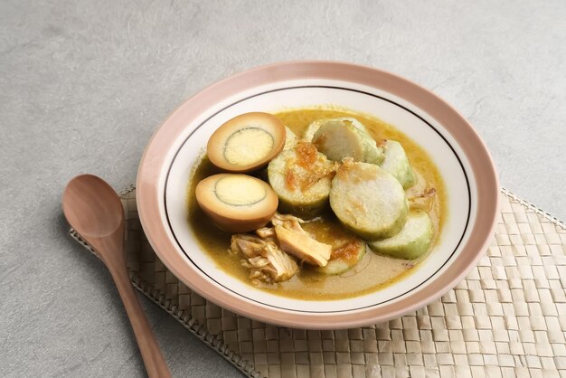 Lontong Opor Colazione tradizionale indonesiana o menu Eid Focus selezionato