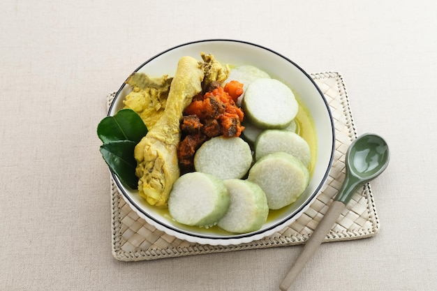 Lontong Opor con Sambal Goreng Ati cibo tradizionale indonesiano o menu Eid