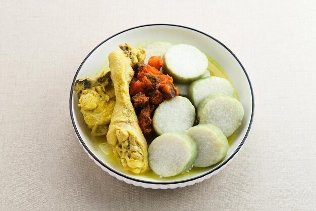 Lontong Opor con Sambal Goreng Ati, cibo tradizionale indonesiano o menu Eid.