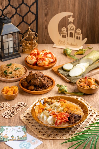 Lontong sayur o torta di riso vegetale è un riso tradizionale indonesiano