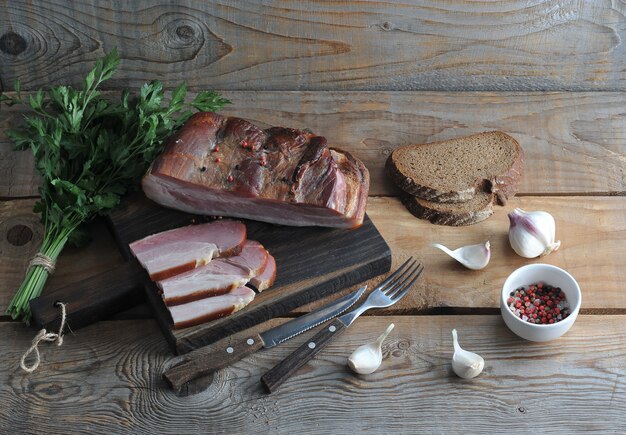 Lonza di maiale affumicata affumicata, prezzemolo, aglio e posate