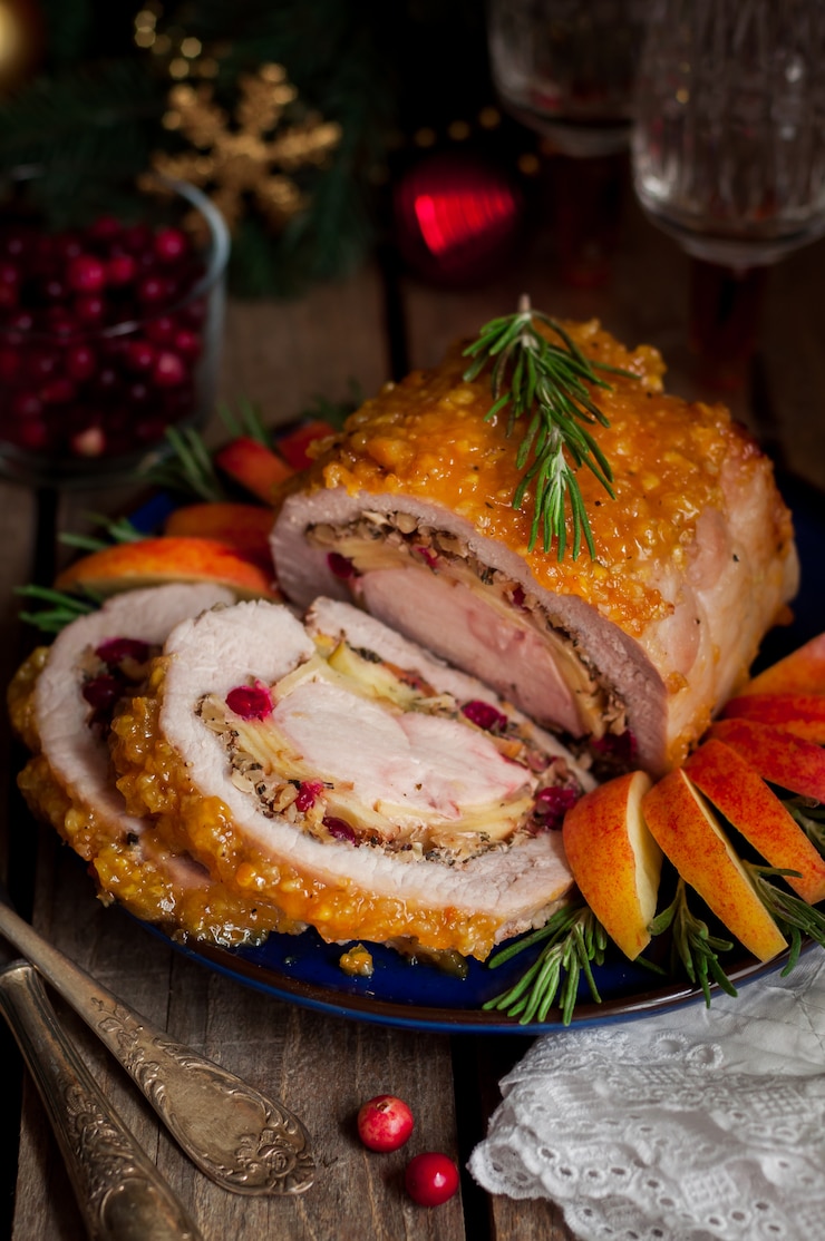 Foto lonza di maiale ripiena di petto di pollo