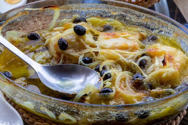 Lonza di merluzzo al forno in olio d'oliva, con patate, broccoli, uovo sodo e olive nere. Piatto tipico del Portogallo.