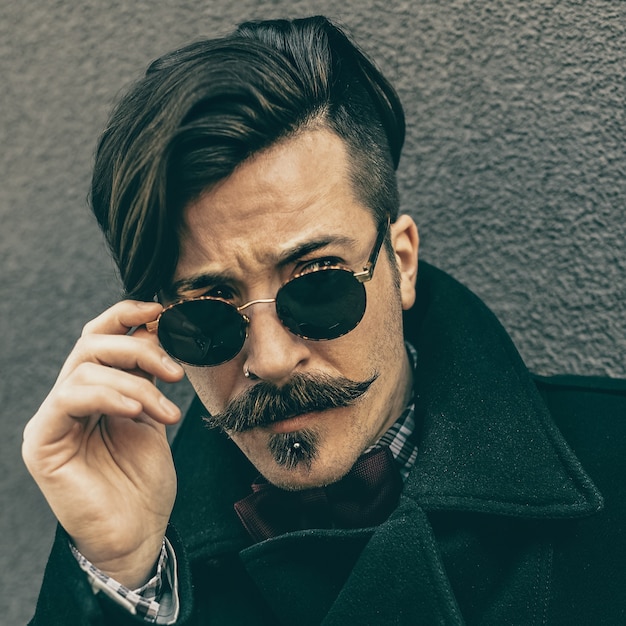 Look autunnale alla moda Uomo retrò hipster Acconciatura e baffi alla moda