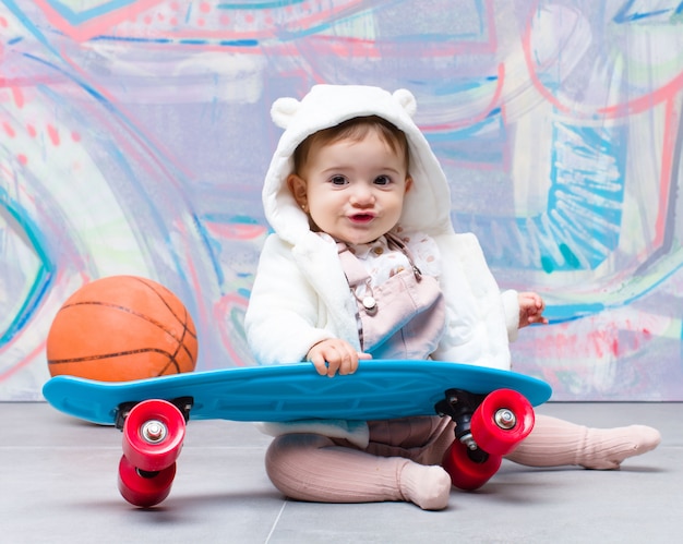 Look urbano bambino con tavola da skate