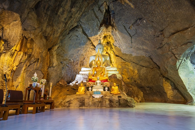 LOPBURI, TAILANDIA - 7 OTTOBRE: Vecchia caverna della statua di Buddha a Wat Wat Khao Wong il tempio di buddismo in Tailandia