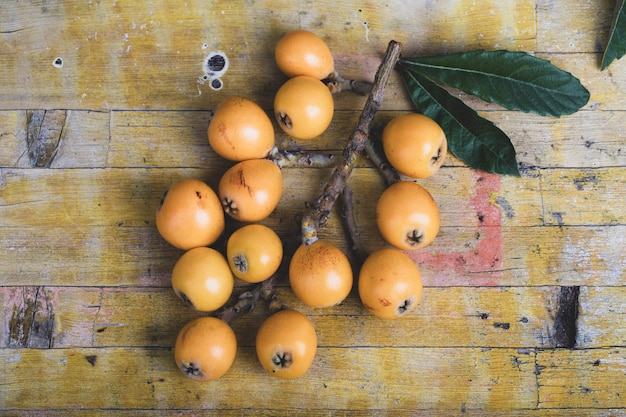 Loquat freschi sulla tavola di legno