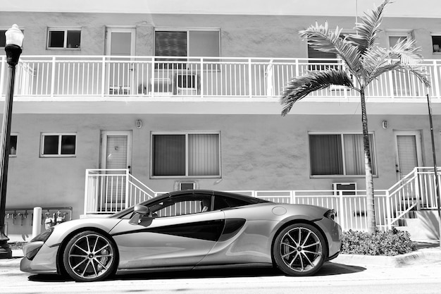 Los Angeles California USA 13 aprile 2021 grigio argento McLaren Automotive Limited 570s vista laterale