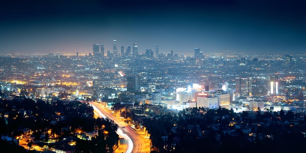 Los Angeles di notte con edifici urbani e autostrada