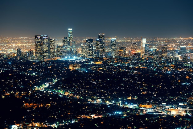 Los Angeles di notte con edifici urbani