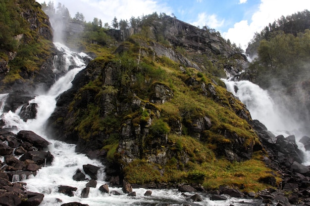 Lotefossen cascata nei boschi autunnali, norvegia