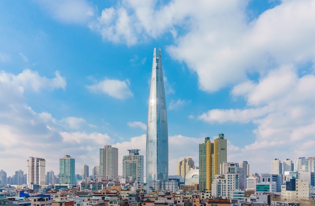 Lotte World Tower e il paesaggio urbano con cielo blu nuvoloso in inverno