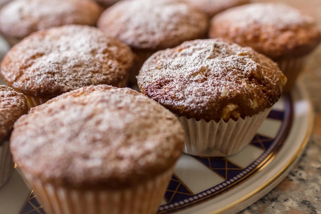 Lotto di cupcakes o muffin appena sfornati fatti in casa