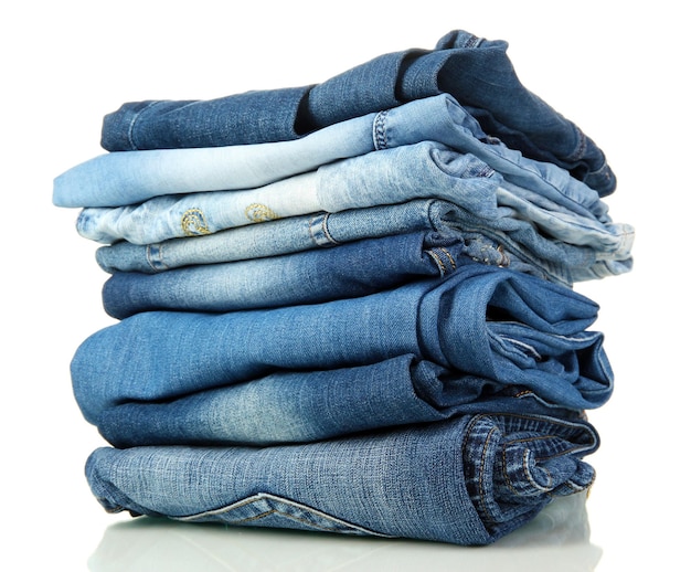 Lotto di diverse blue jeans isolate su bianco