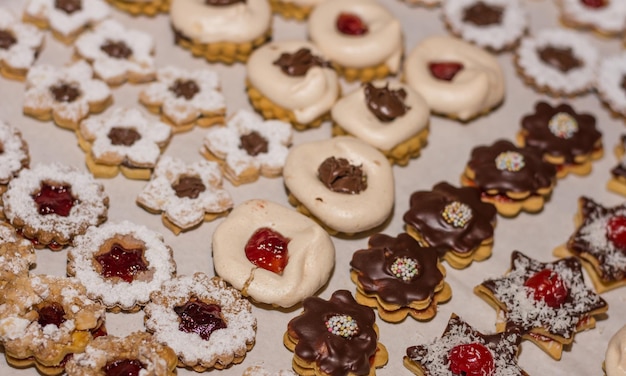 Lotto di diversi gustosi biscotti di Natale di fila