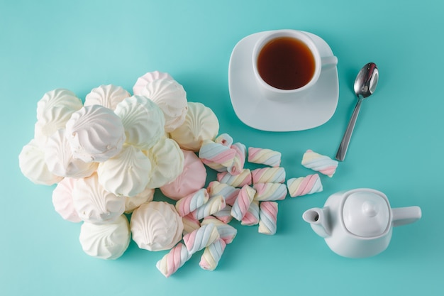 Lotto di marshmallow vibrante su sfondo acquamarina