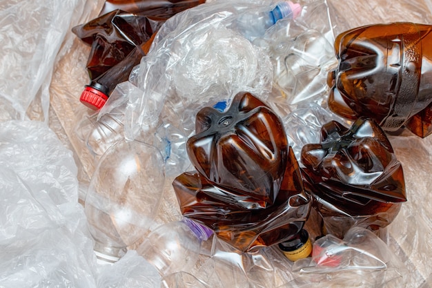 Lotto di plastica usata, bottiglie vuote stropicciate, pacchetti. L'inquinamento ricicla il concetto di eco