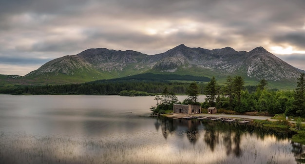 Lough Inagh in Irlanda con cabina e barche in riva al lago